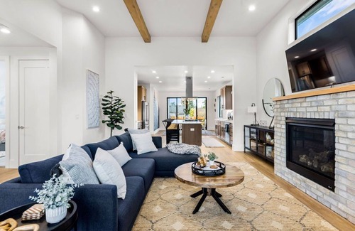 Vancouver House | Luxury Modern Farmhouse near DT