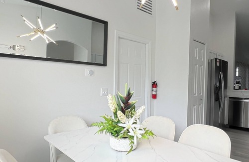 Hillcrest Estates House | Luxury Modern Pool House close to theme parks, dining and shopping.nn