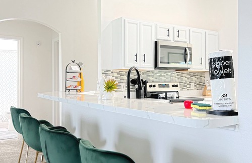 Hillcrest Estates House | Luxury Modern Pool House close to theme parks, dining and shopping.nn