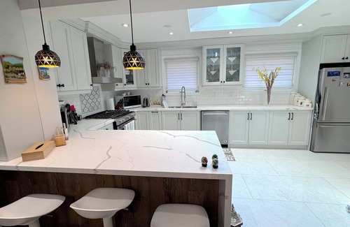Cooksville House | Luxury Modern Retreat: Sauna, Theatre, Pool Table