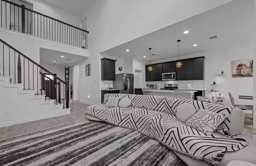 Rosenberg House | Luxury Modern & Spacious Retreat