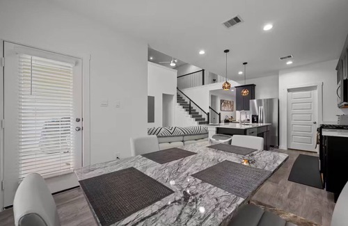 Rosenberg House | Luxury Modern & Spacious Retreat