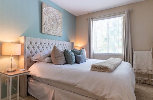 Valencia Apartment | Luxury Modern Suite, Kingbed, Fast Wifi