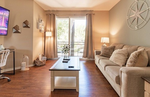 Valencia Apartment | Luxury Modern Suite, Kingbed, Fast Wifi
