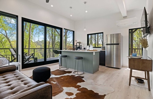 Alexander House | Luxury, Modern Treehouses- River Views & Farmstay Experience