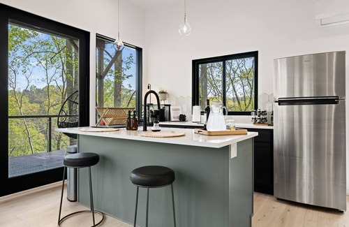 Alexander House | Luxury, Modern Treehouses- River Views & Farmstay Experience