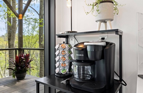 Alexander House | Luxury, Modern Treehouses- River Views & Farmstay Experience