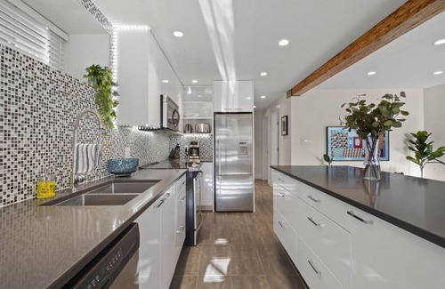 Grandview-Woodland Apartment | Luxury Modern Two Bedroom Located near Commercial Drive