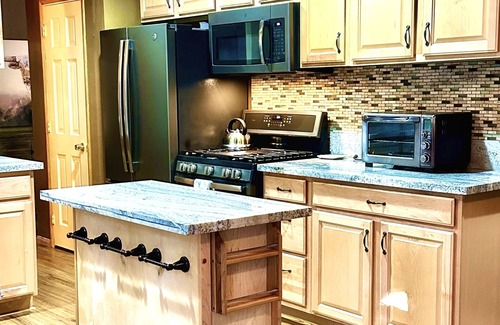 Pine Cove Cabin | Luxury Mountain Cabin - Dog Friendly! 30 day minimum stay.