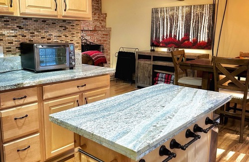 Pine Cove Cabin | Luxury Mountain Cabin - Dog Friendly! 30 day minimum stay.