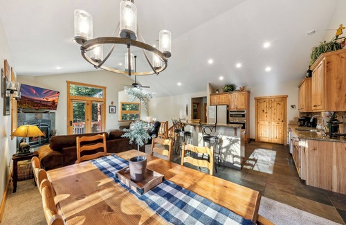 Tahoe Paradise House | Luxury Mountain Escape: BBQ, Forested, Balcony