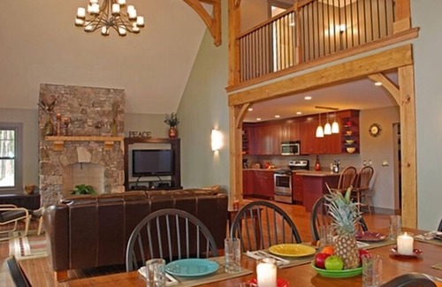 Keslers Cross Lanes House | Luxury Mountain Cabin on Gauley Canyon - Near New River Gorge