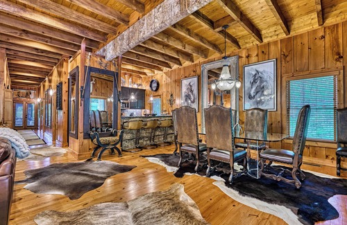 Highlands Cabin | Luxury Mountain Cabin in Quiet Neighborhood, Minutes to Main Street, Highlands