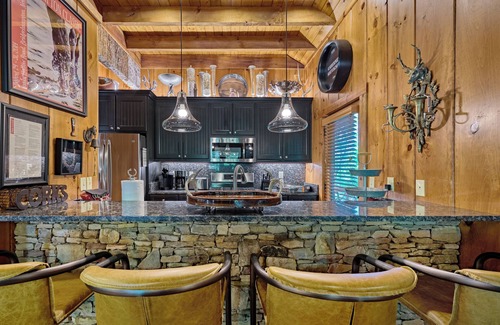 Highlands Cabin | Luxury Mountain Cabin in Quiet Neighborhood, Minutes to Main Street, Highlands