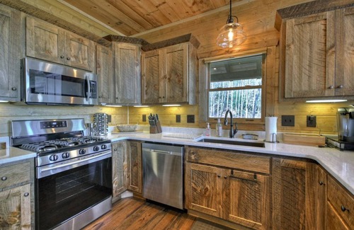Aska House | Luxury Mountain Escape on Aska ~ NEW Hot Tub, Game Room & Spectacular Views!