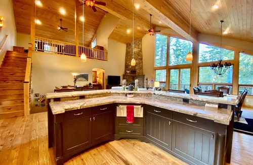 Truckee House | Luxury Mountain Lodge - 5BR w/hot tub, game room & resort-level amenities