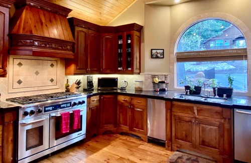 Truckee House | Luxury Mountain Lodge - 5BR w/hot tub, game room & resort-level amenities