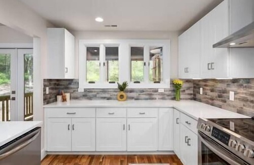 Alexander House | Luxury mountain oasis, hot tub & 15 mins to DT AVL, bring furry friends!