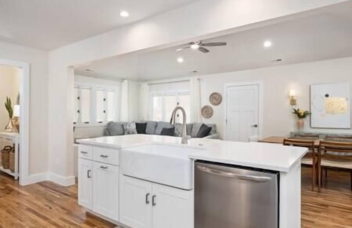 Alexander House | Luxury mountain oasis, hot tub & 15 mins to DT AVL, bring furry friends!