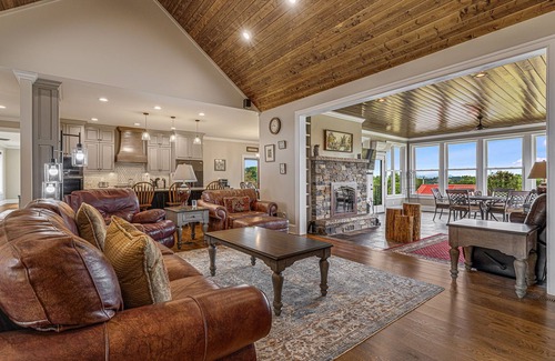 Mars Hill House | Luxury Mountain Views w/Fire Pit & Pet-Friendly + Biltmore Pass | 22 Min AVL