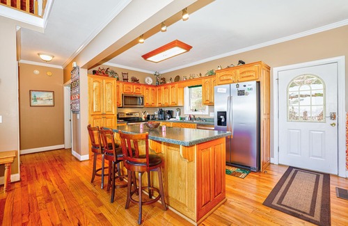 Helen Cabin | Luxury Mtn View Chalet - Spacious Executive Chalet with Mega Mountain Views