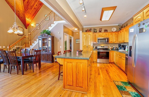Helen Cabin | Luxury Mtn View Chalet - Spacious Executive Chalet with Mega Mountain Views