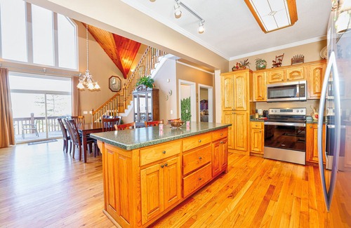 Helen Cabin | Luxury Mtn View Chalet - Spacious Executive Chalet with Mega Mountain Views