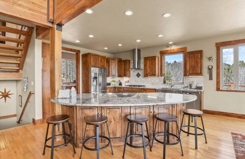 Florissant Cabin | Luxury Mtn View Family Home with amazing Pike's Peak Views
