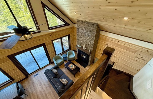 Bracebridge Cottage | Luxury Muskoka River Log Cabin