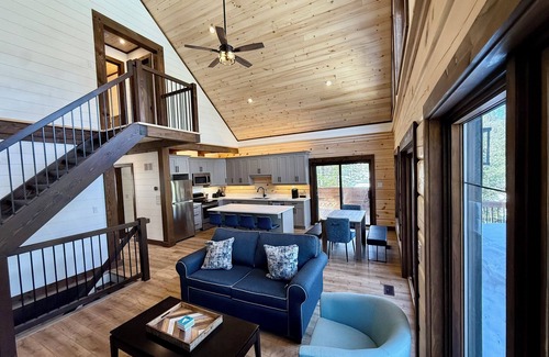 Bracebridge Cottage | Luxury Muskoka River Log Cabin