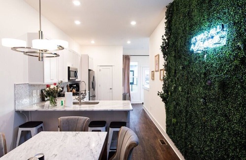 Hillsboro West End House | Luxury Nashville Retreat for 12 Guests