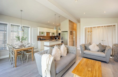 Woodhall Spa Ski Chalet | Luxury new Lakeside lodge with spacious and open plan living and kitchen area.
