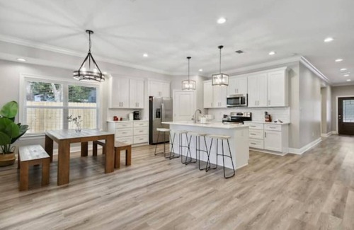 Gulf Park Estates House | Luxury New Tranquil Retreat-Walk to Waterfront