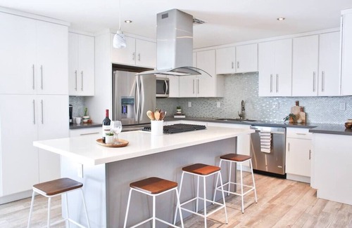 Cox Heights House | Luxury Oasis with Pool Sleeps 7 - Close to Old Town!
