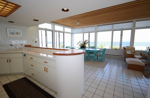 Harvey Cedars House | Luxury oceanfront home with hot tub and baby grand piano.