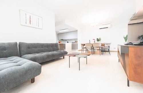 Tumba Vieja Apartment | Luxury Oceanview 2 Bedroom apt w parking and balcony