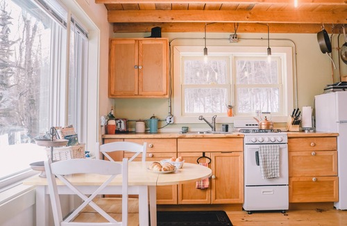 Roxbury Cabin | Luxury Off Grid Romantic Cabin in the Woods 20 Minutes from Sugarbush Ski Resort