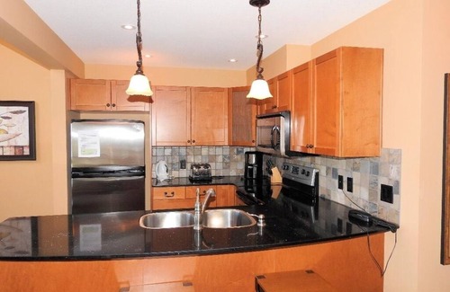 Central Okanagan Cottage | Luxury Okanagan Lake View Cottage in La Casa (LaCasa) Resort, Kelowna!