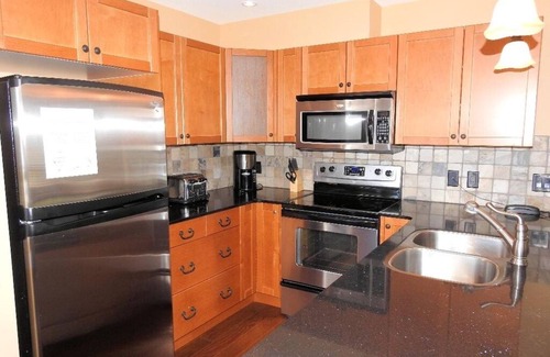 Central Okanagan Cottage | Luxury Okanagan Lake View Cottage in La Casa (LaCasa) Resort, Kelowna!