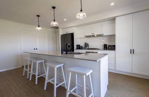Dubbo House | Luxury on Lesmurdie - Close to Zoo & Golf Club