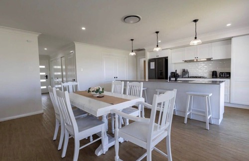 Dubbo House | Luxury on Lesmurdie - Close to Zoo & Golf Club