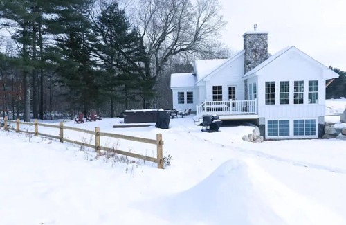 North Conway House | LUXURY on SACO RIVER with HOT TUB & MOUNTAIN VIEWS
