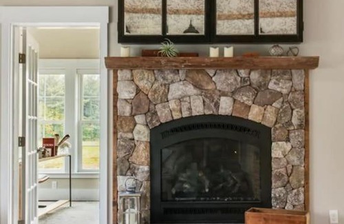 North Conway House | LUXURY on SACO RIVER with HOT TUB & MOUNTAIN VIEWS