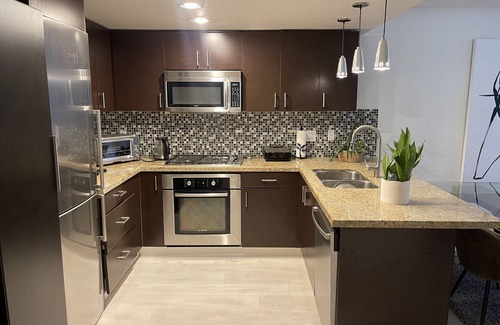 Lower Lonsdale Condo | Luxury one Bedroom Condo at the Pier
