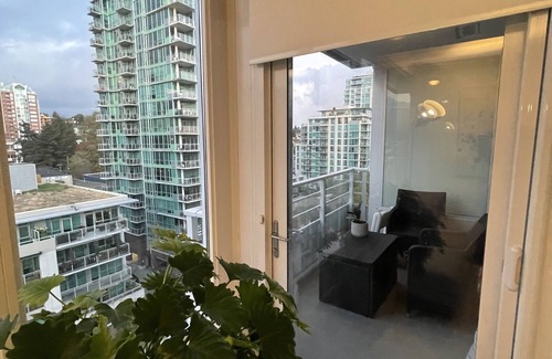 Lower Lonsdale Condo | Luxury one Bedroom Condo at the Pier