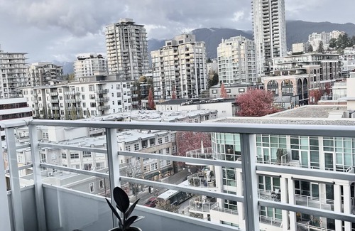Lower Lonsdale Condo | Luxury one Bedroom Condo at the Pier