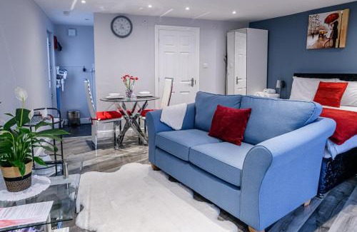 Walsall Apartment | Luxury one bedroom guesthouse M6, Junction 10 Walsall