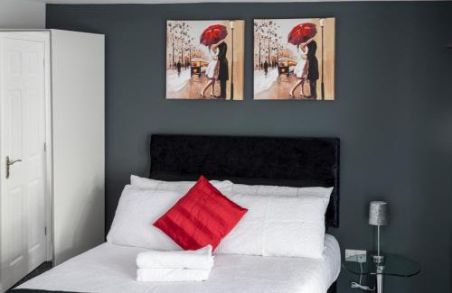 Walsall Apartment | Luxury one bedroom guesthouse M6, Junction 10 Walsall