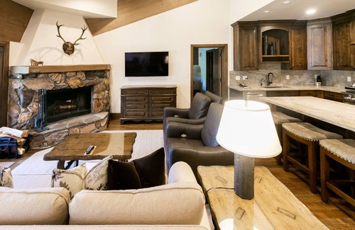 Deer Valley Condo | Luxury One Bedroom with Mountain View 1 Apartment Hotel by RedAwning