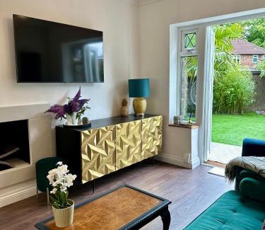 Liverpool House | Luxury Oriental Home with Exotic Garden & Free Parking